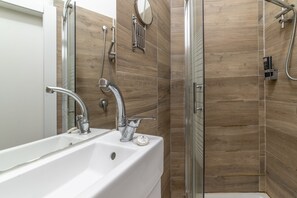 Studio Standard | Salle de bain | Douche, articles de toilette (gratuits), séchoir à cheveux