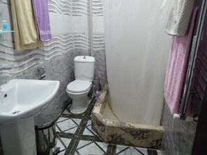 Habitación doble Deluxe | Baño | Pantuflas y toallas