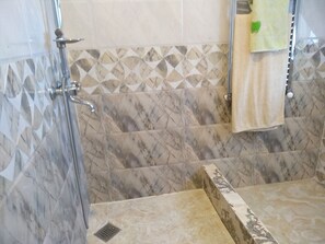 Family Room | Bathroom | Slippers, towels - hotel Royal (Kutaisi)