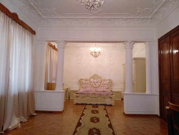 Luxury Room | Blackout drapes, soundproofing, iron/ironing board, rollaway beds - hotel Royal (Kutaisi)