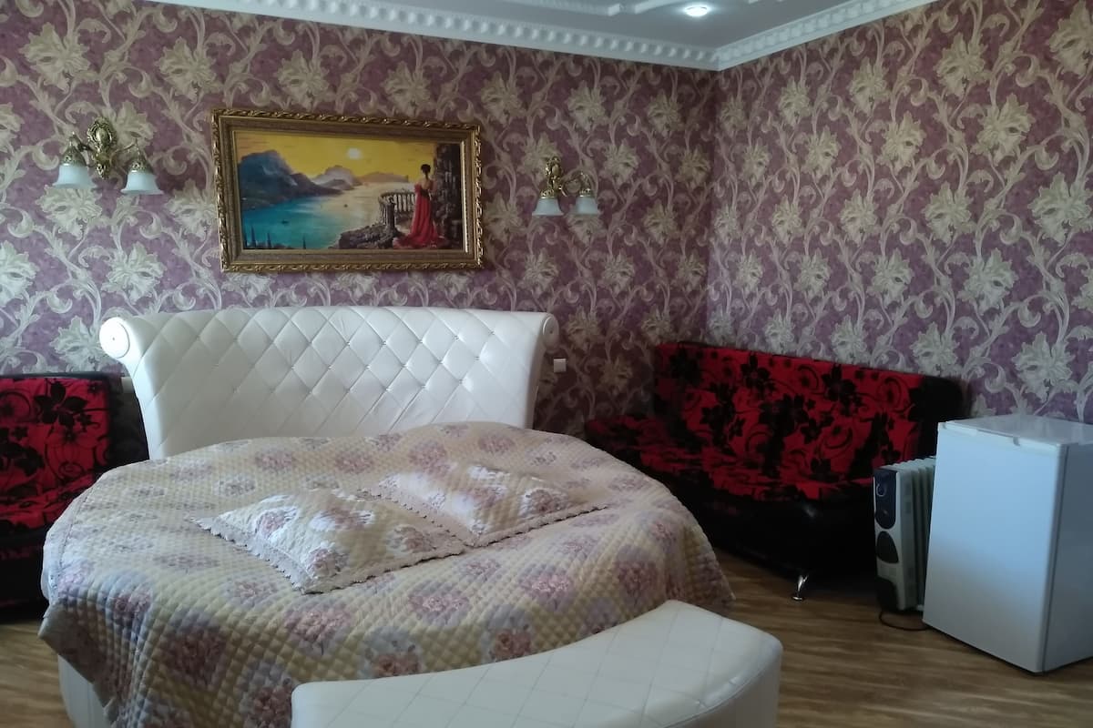 Luxury Room | Blackout drapes, soundproofing, iron/ironing board, rollaway beds