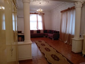 Luxury Room | Blackout drapes, soundproofing, iron/ironing board, rollaway beds - hotel Royal (Kutaisi)