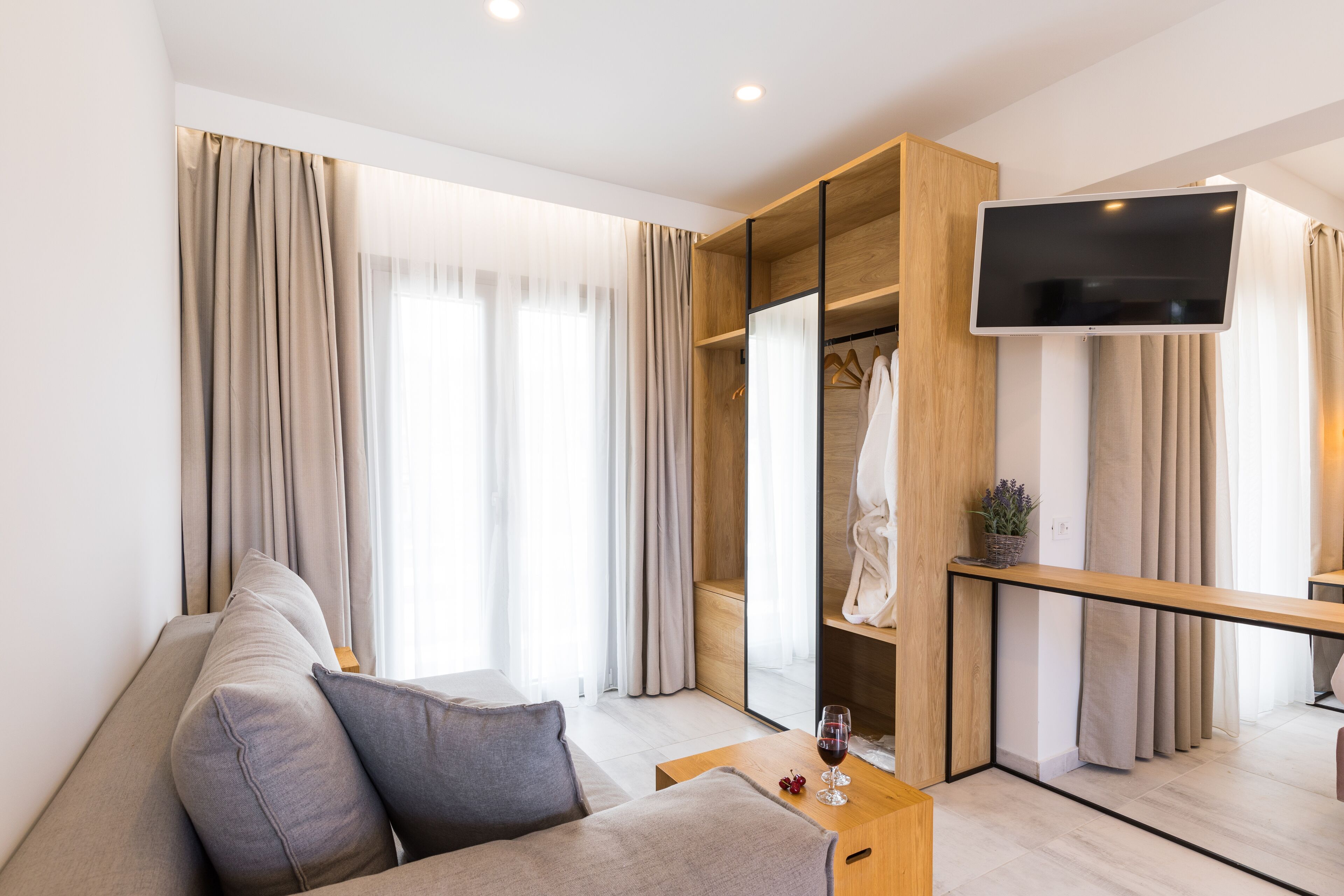 elegant suite | living room | flat-screen tv