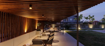 V Luxury Suites
