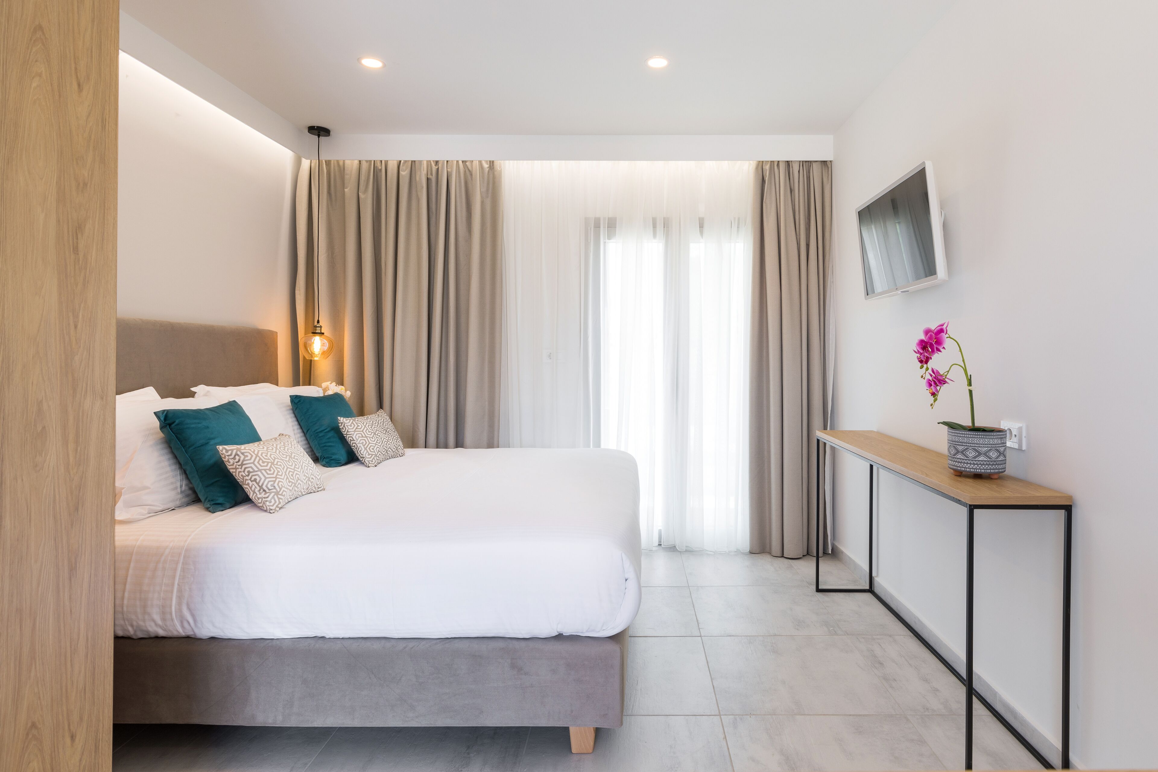 Roupas de cama premium, escrivaninha, quartos à prova de som