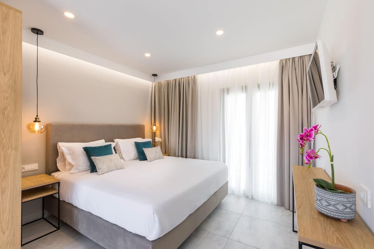 Premium bedding, desk, soundproofing, free cribs/infant beds