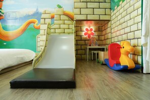 Quadruple Room (3F) | Desk, blackout drapes, soundproofing, free WiFi - Yeah B&B (Tainan)