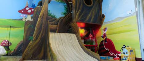 Desk, blackout curtains, soundproofing, free WiFi