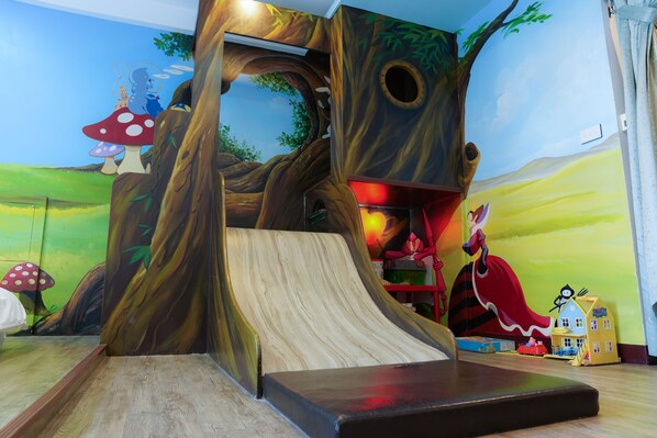 Quadruple Room (2F) | Desk, blackout drapes, soundproofing, free WiFi - Yeah B&B (Tainan)