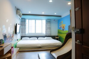 Escritorio, cortinas blackout, sistema de insonorización y wifi gratis 