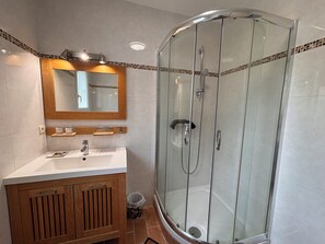 Shower, toilet paper - A pleasant stay between land and sea, 5 minutes from La Rochelle Ile de Ré (Marsilly)