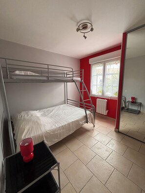 2 habitaciones, tabla de planchar con plancha y cuna de viaje 