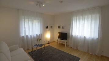 Una televisión, libros