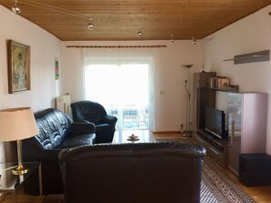Fernseher, Bücher, Musikbibliothek