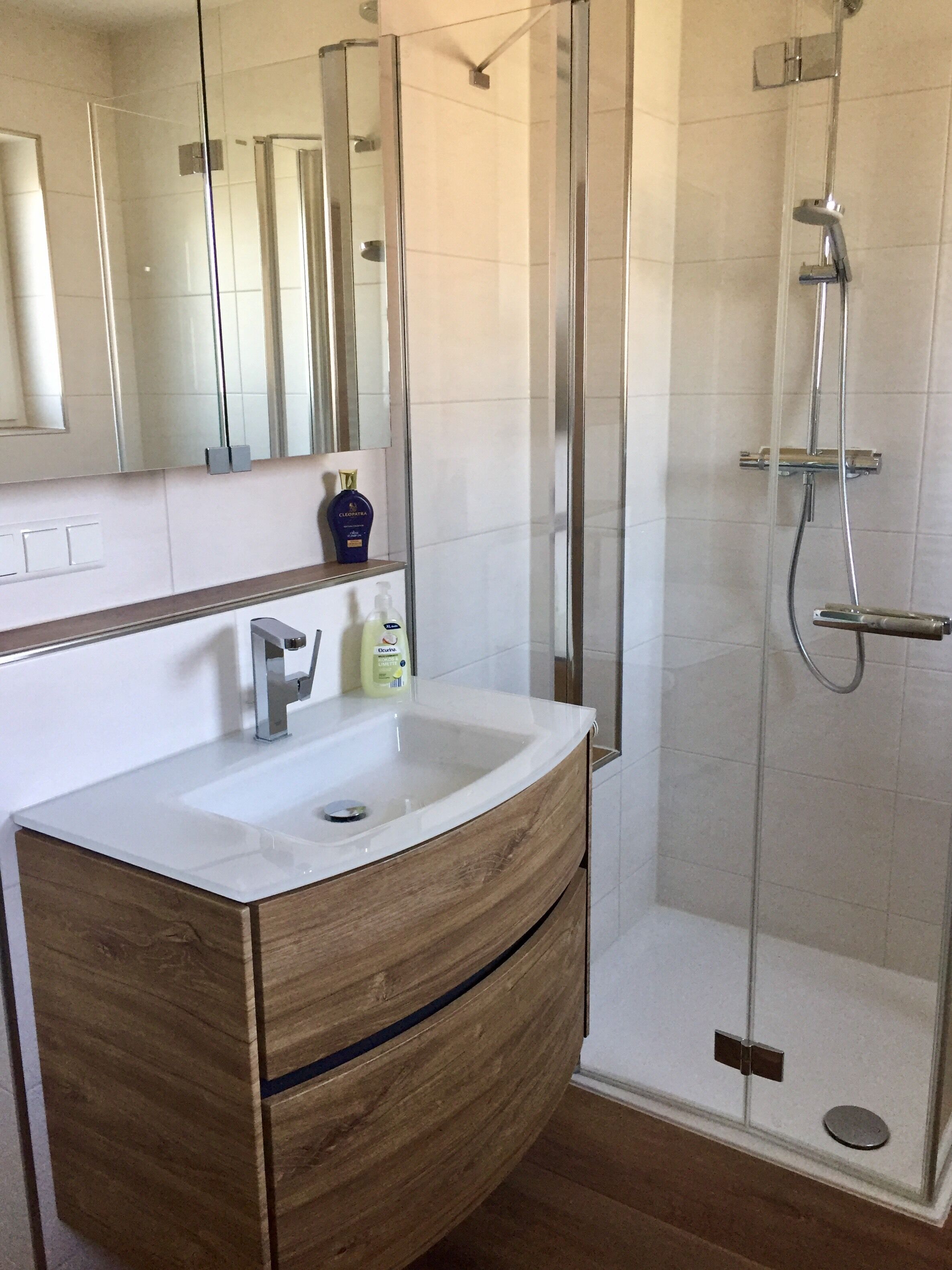 Douche, sèche-cheveux, bidet, serviettes fournies