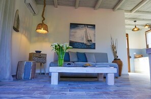 Een televisie en boeken