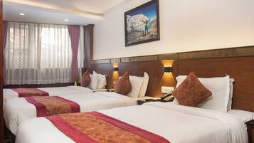 Minibar, caja de seguridad en la habitación y escritorio