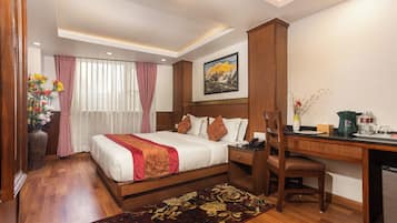 Minibar, caja de seguridad en la habitación y escritorio