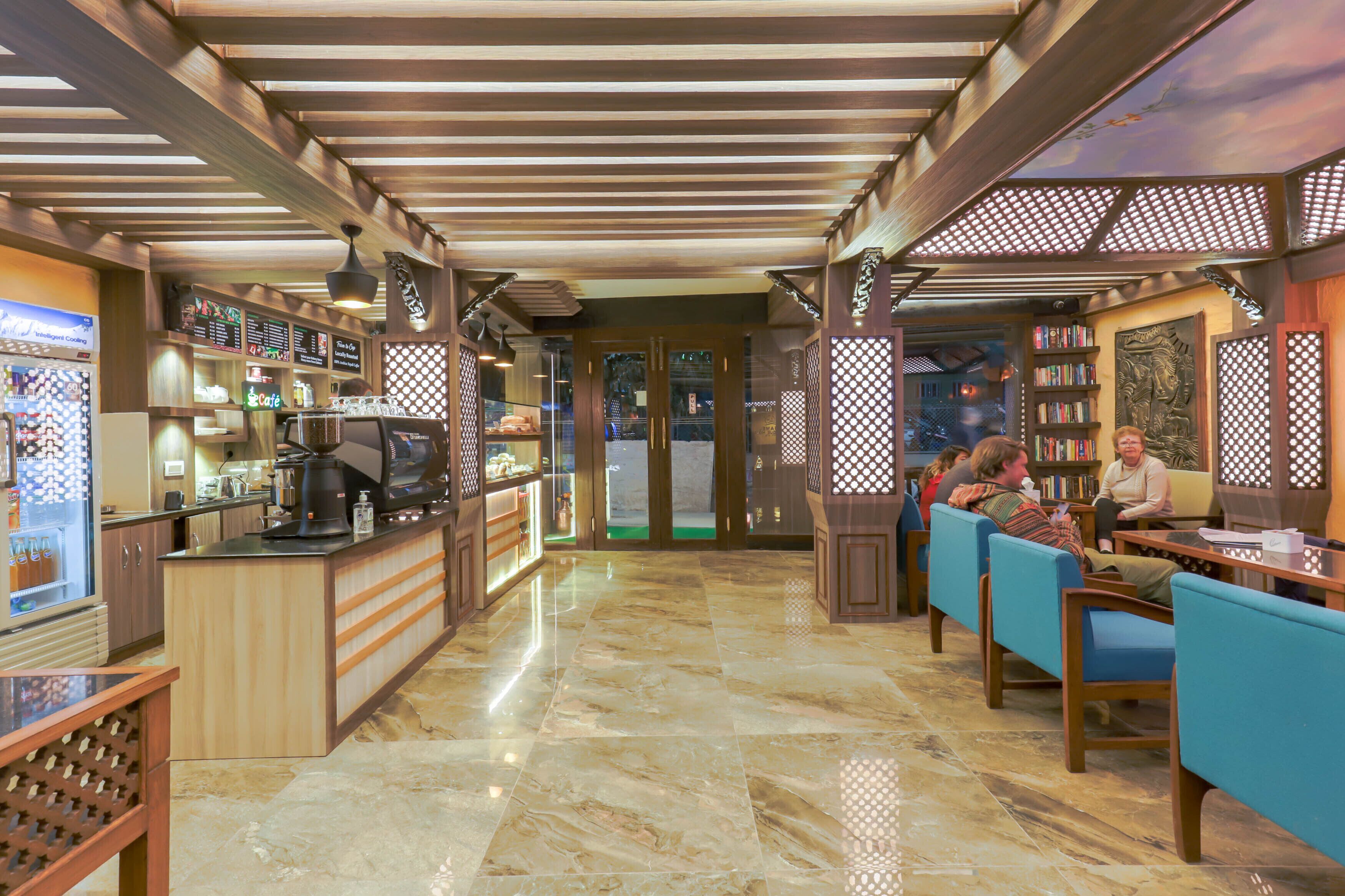 Un restaurante con zona de bar, mesas y vistas a través de puertas de vidrio.