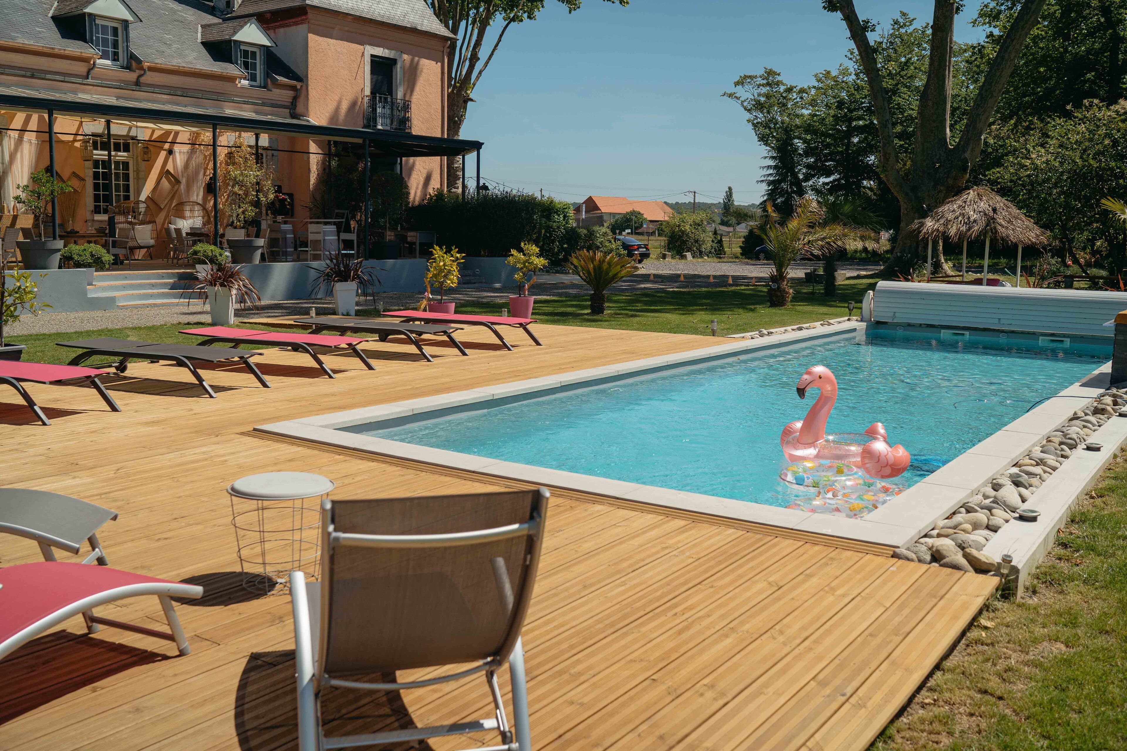 Sesongbasert utendørsbasseng, bassengparasoller og solsenger