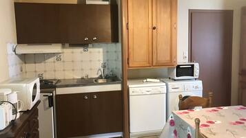 Kühlschrank, Mikrowelle, Herdplatte, Geschirrspüler