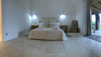 2 makuuhuonetta, tallelokero huoneessa, vauvan matkasänky