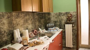 Réfrigérateur, four, plaque de cuisson, cafetiÚre/bouilloire