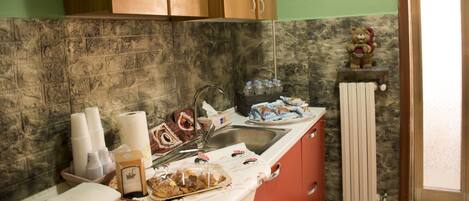 Réfrigérateur, un four, surface de cuisson, cafetiÚre-théiÚre