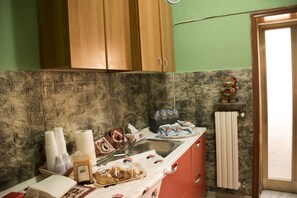 Een koelkast, een oven, een kookplaat, een koffiezetapparaat/waterkoker