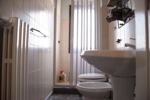 Chuveiro, secador de cabelo, bidê, toalhas de banho