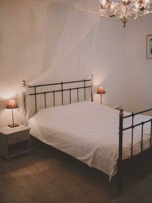 3 habitaciones, tabla de planchar con plancha, wifi y ropa de cama