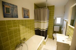 浴槽、ヘアドライヤー、タオル、石鹸