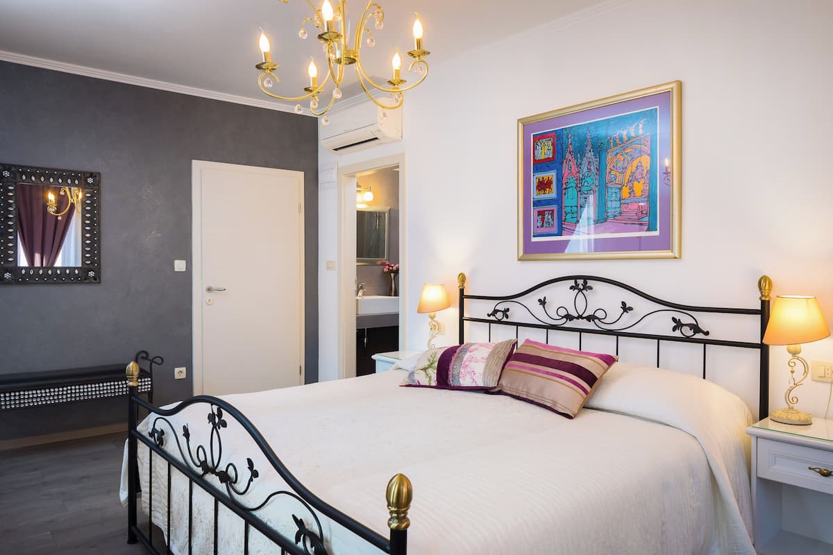 Premium bedding, minibar, in-room safe, desk