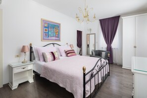 Familie suite | Een minibar, een kluis op de kamer, een bureau, verduisterende gordijnen