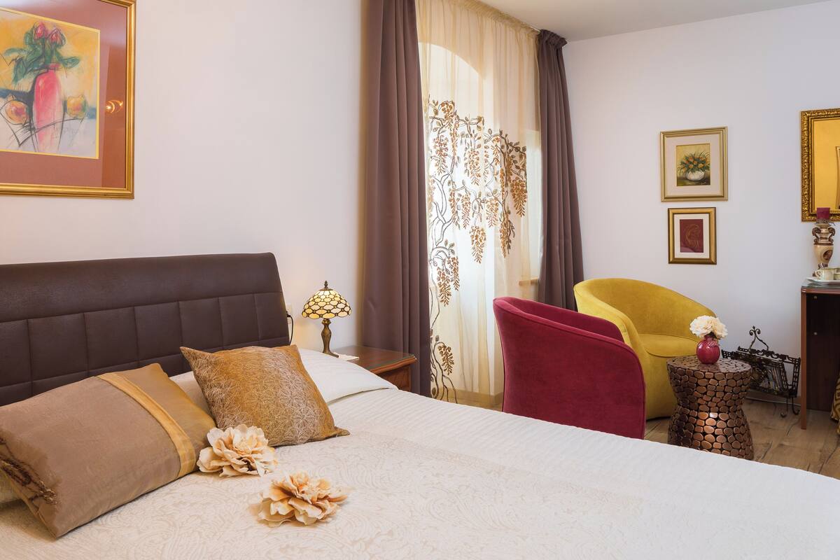 Premium bedding, minibar, in-room safe, desk