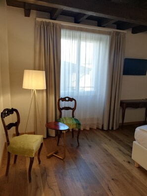 Superior kamer (Mimosa) | Een minibar, een kluis op de kamer, individueel gedecoreerd