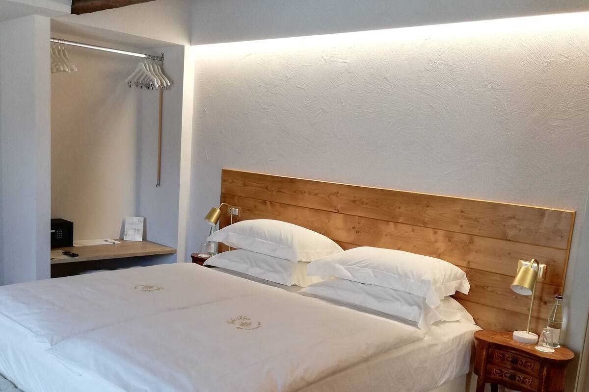 Minibar, coffres-forts dans les chambres, rideaux occultants