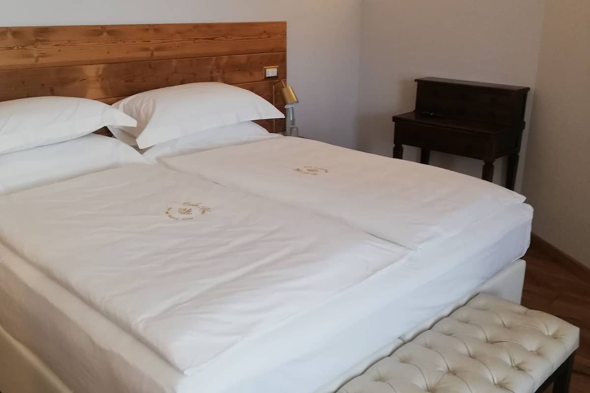 Minibar, coffres-forts dans les chambres, rideaux occultants
