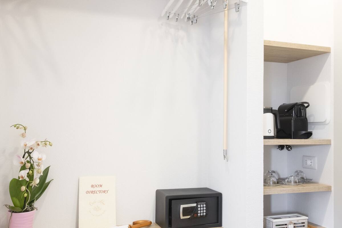 Minibar, coffres-forts dans les chambres, rideaux occultants