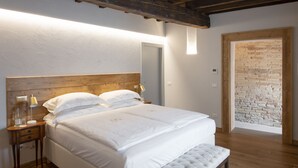 Deluxe kamer (Bouganville) | Een minibar, een kluis op de kamer, verduisterende gordijnen