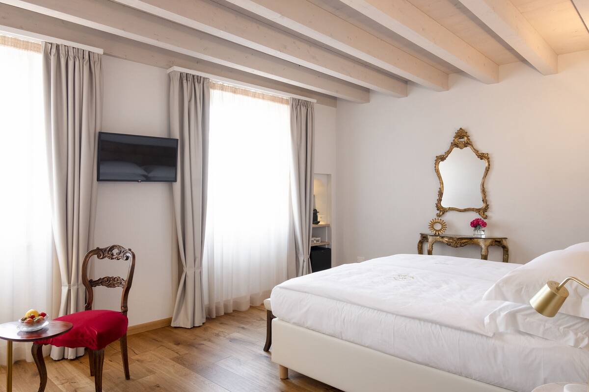 Minibar, coffres-forts dans les chambres, rideaux occultants