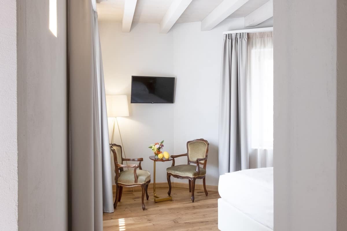 Minibar, coffres-forts dans les chambres, rideaux occultants