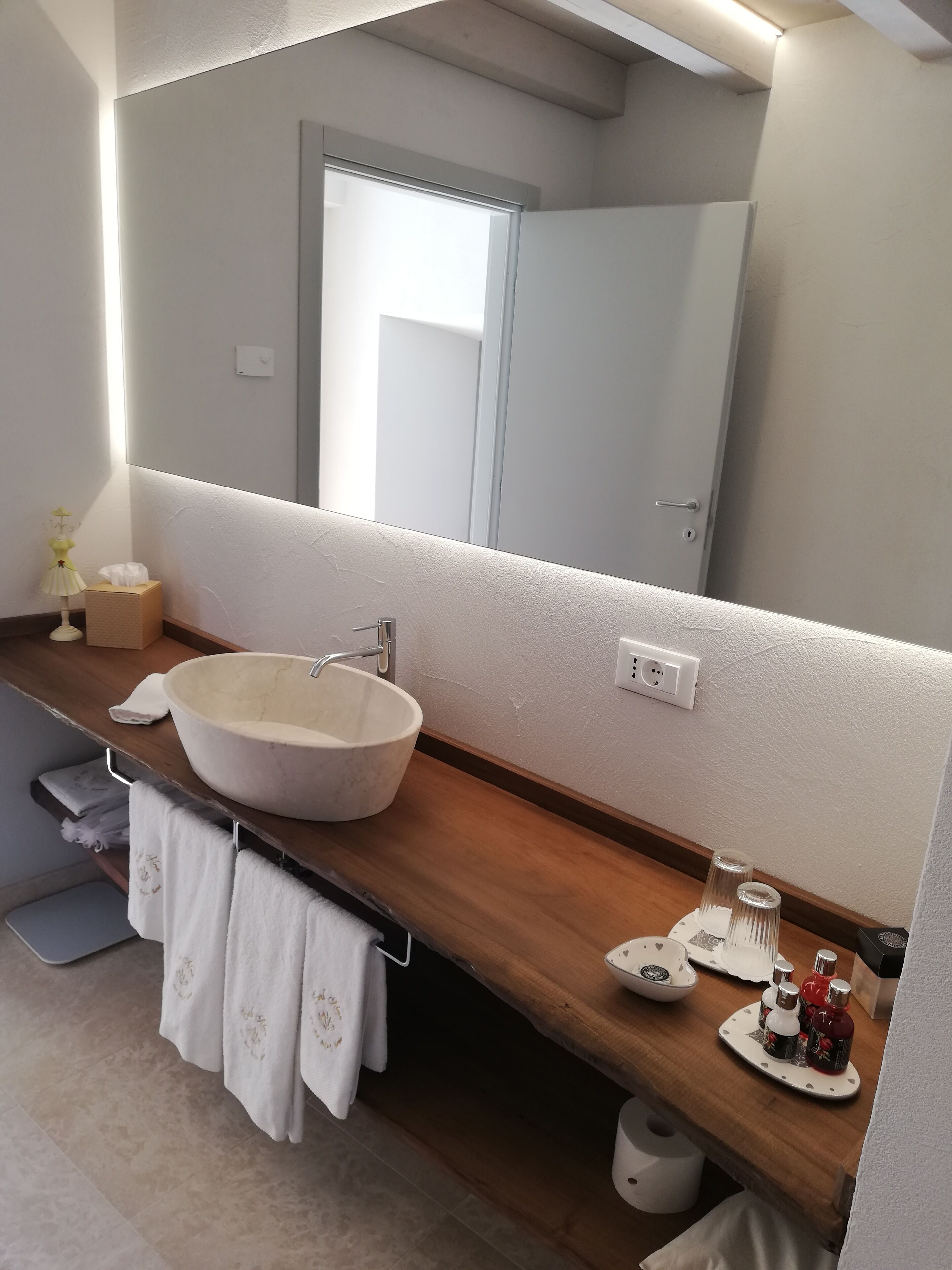 Bathroom sink