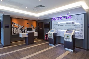 Reception - Premier Inn Sevenoaks (Sevenoaks)