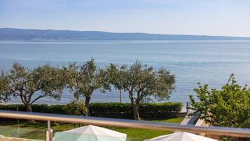 Tweepersoonskamer, terras, uitzicht op zee (1st Floor) | Bedden met traagschuimmatras, een kluis op de kamer, een bureau