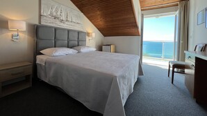 Dobbeltrom, balkong, sjøutsikt (2nd Floor) | Memory foam-senger, safe på rommet og skrivebord