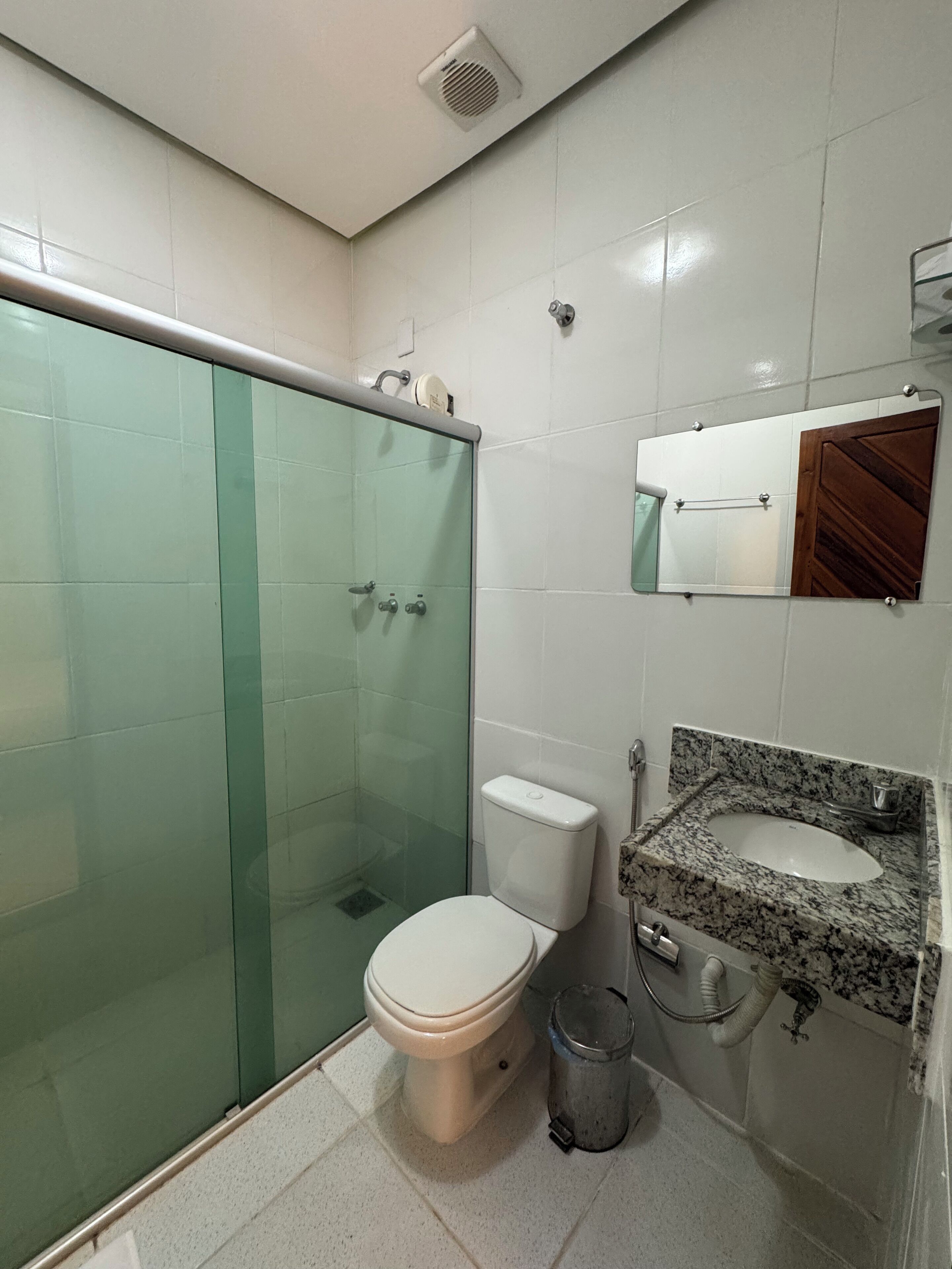 Pancuran mandi, tuala disediakan 