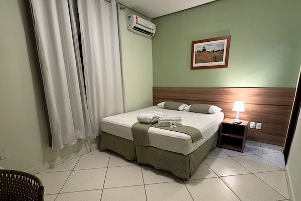 Quarto casal | Frigobar, Wi-Fi de cortesia, roupa de cama