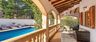 Villa med privat basseng innen gangavstand til stranden