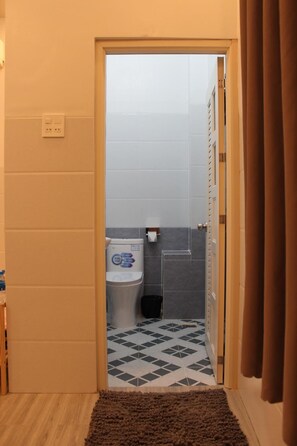 Regadera, amenidades de baño gratuitas, secadora de cabello, pantuflas 